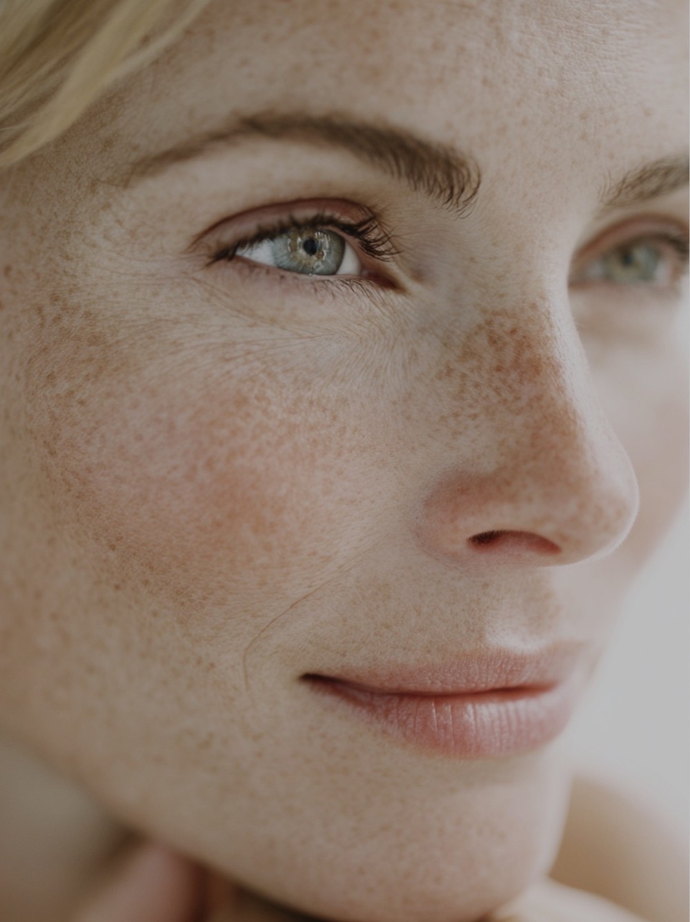 Gros plan sur une peau lumineuse et saine après un soin du visage Biologique Recherche chez Essbé Beauté